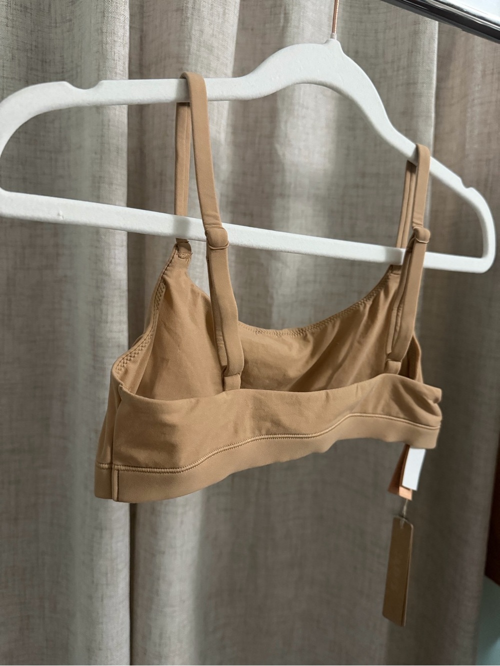 SKIMS Seamless fits everybody Scoop Bralette — Sandstone Tan - Picture 3 of 5